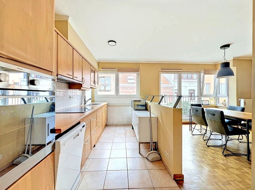 Gepresenteerd door Carla Rodriguez : 0494 07 97 54 / carla.rodriguez@victoire.be<br />
Victoire Junot biedt u dit lichte gemeubileerde appartement aan