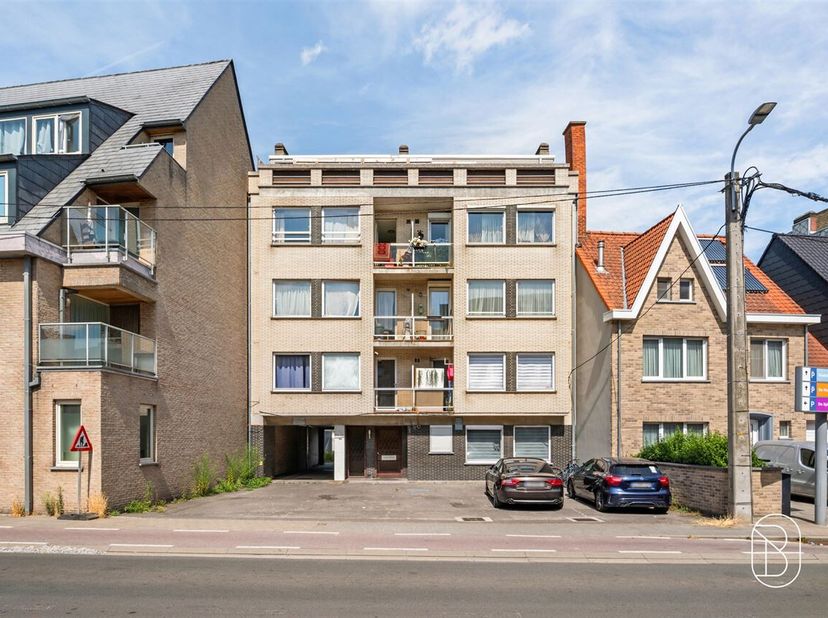Te koop: lichtrijk hoekappartement met ruim terras en garage in Roeselare<br />
Centraal gelegen in Roeselare bevindt zich dit aangename hoekapparteme