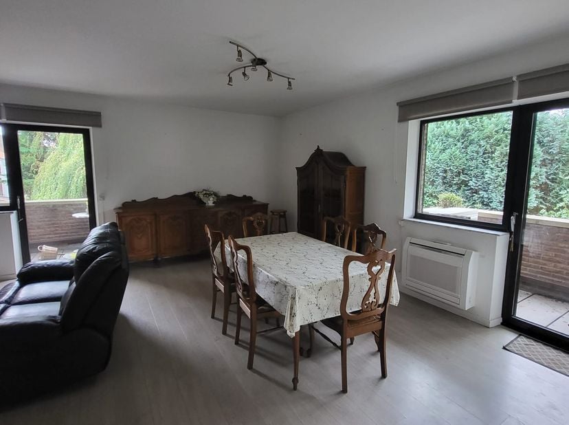 Instapklaar hoekappartement met 2 slaapkamers, garage en terrasjes nabij centrum<br />
<br />
Dit instapklare appartement is gelegen op de eerste verd