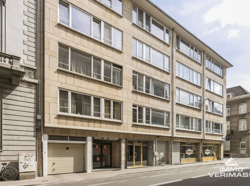 Op zoek naar een zeer grote parking in het centrum van Leuven? Dan is dit een uitzonderlijke opportuniteit voor snelle beslissers.<br />
Ook mogelijkh