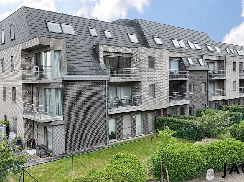 JACQ. Real Estate stelt u graag dit moderne en lichtrijke appartement in Lier voor. Dit appartement biedt de perfecte combinatie van comfort en stijl.