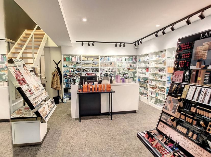 Dit recent vernieuwde handelspand te koop is gelegen in Galerij De Meester en bestaat uit twee verdiepingen. Dankzij de grote glaspartijen geniet je v