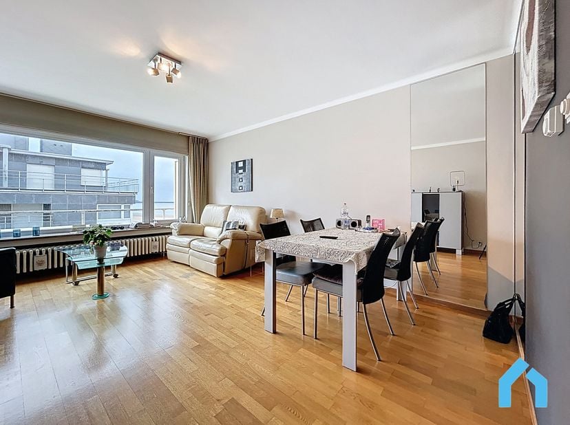 Cet appartement chaleureux et lumineux vous accueille dans une atmosphère agréable, avec une disposition pratique et pas moins de deux terrasses où vo