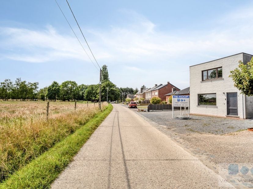 Op een unieke locatie te Heist-op-den-Berg, bevindt zich deze leuke starterswoning met 2 slks, ruime tuin en vrijstaande garage.<br />
<br />
Deze cha