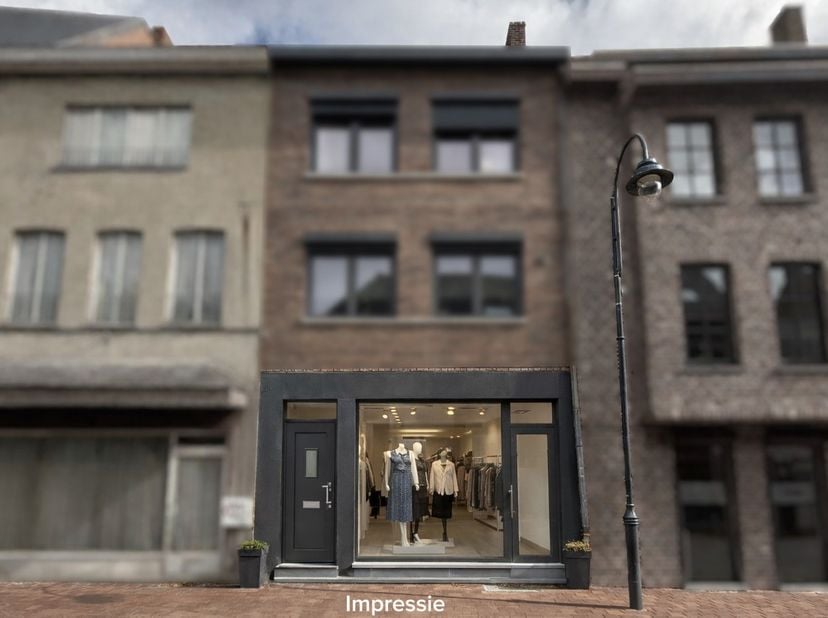 In het hart van Diepenbeek-centrum bevindt zich dit gelijkvloerse handelspand van ca. 55 m², ideaal voor een winkel, kantoor of vrij beroep. Dankzij d