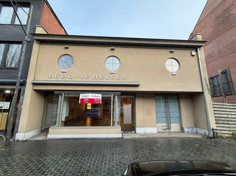 Uniek multifunctioneel handelspand met appartement te huur in hartje Mol<br />
<br />
Dit veelzijdige handelspand met bovenliggend appartement is uits