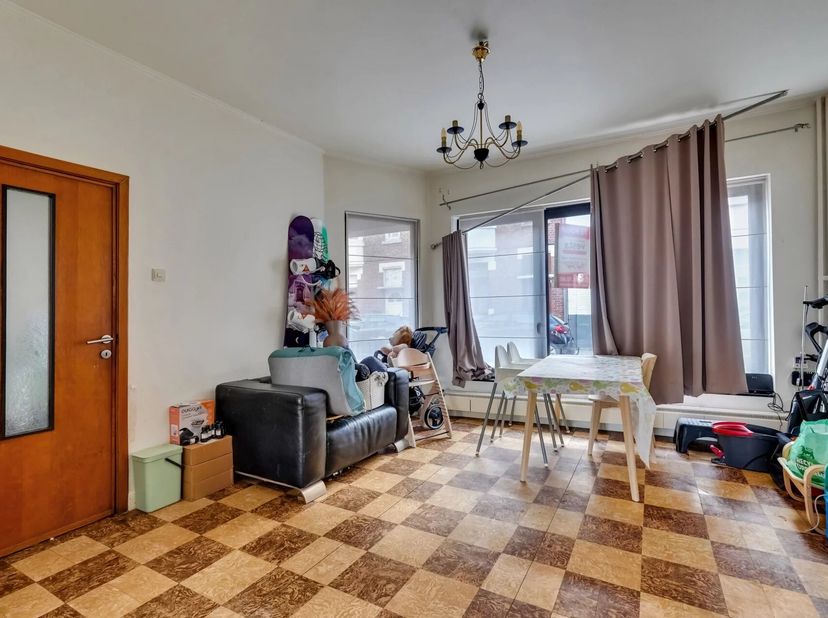 Deze degelijke gezinswoning is gelegen in de Rijschoolstraat, op een gunstige locatie nabij het centrum van Sint-Truiden. Dankzij de centrale ligging