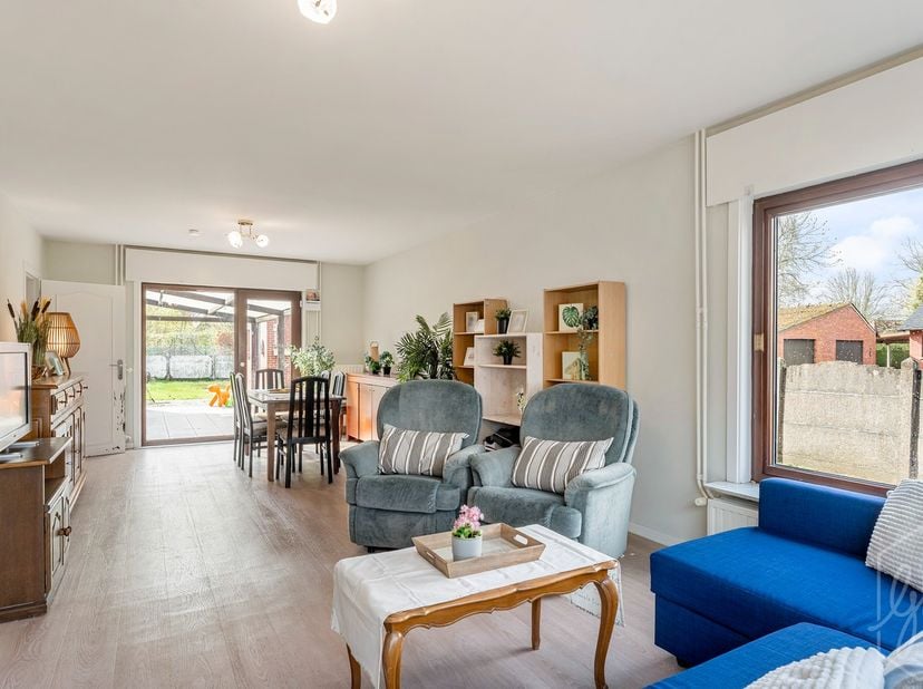 Deze charmante woning biedt een ideale combinatie van ruimte, comfort en kindvriendelijkheid. Recht tegenover de woning ligt een speelpark, waardoor k