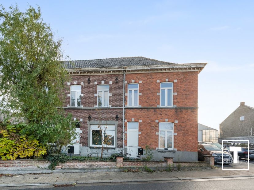 Opgelet ! De tuin is veel groter dan op de foto's ! Plannen op aanvraag. Gelegen te Melle vindt u deze te renoveren halfopen bebouwing. Indeling: inko