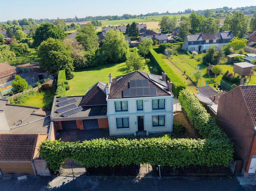 Implantée sur un magnifique terrain de 2.373 m², cette propriété de caractère développe près de 290 m² habitables et séduit par son authenticité et se