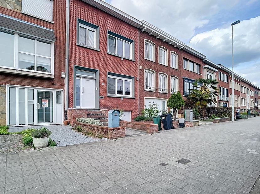 Deze bel-etage bevindt zich in de Venneborglaan, vlakbij het Rivierenhof. De woning is bijna volledig gerenoveerd en is instapklaar: conforme elektric
