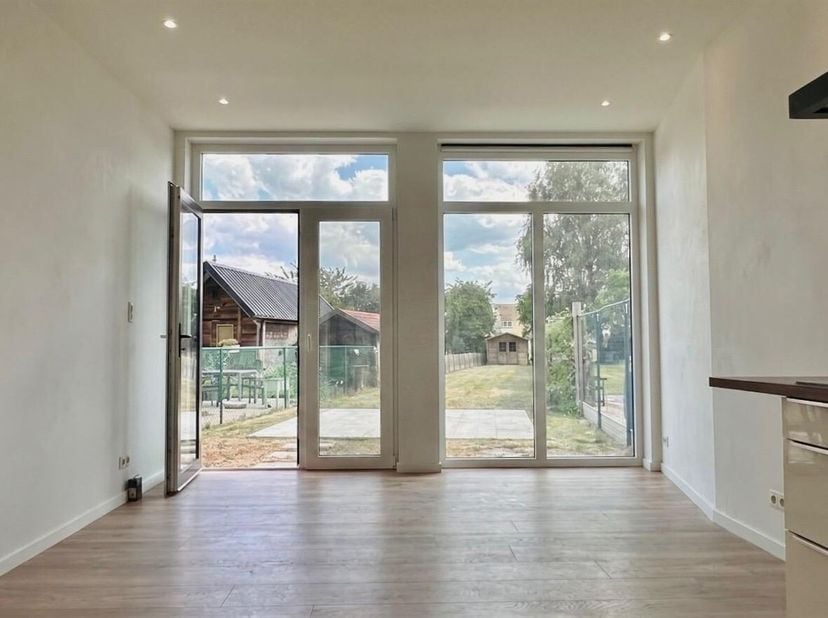 Volledig gerenoveerde woning met 2 slaapkamers, tuin en kantoorruimte of derde slaapkamer.<br />
Ligging: Deze instapklare woning is rustig gelegen in