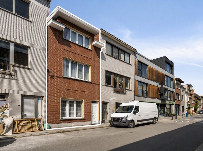 Instapklare en stevige gezinswoning met 4 kamers en buitenruimte in Ledeberg Ruimte, licht, comfort én een uitstekende ligging nabij Gent centrum. Dez