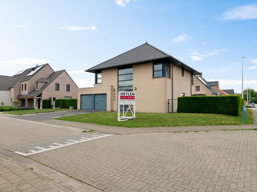 Bij het betreden van deze open bebouwing wordt u verwelkomd in een lichtrijke inkomhal met grote raampartijen die zorgen voor een aangename en open sf
