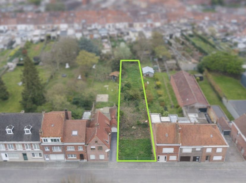 Terrain constructible de 639 m² situé à proximité de toutes les commodités.<br />
Avec une largeur de 8,7 m et une profondeur de 70 m, ce terrain se