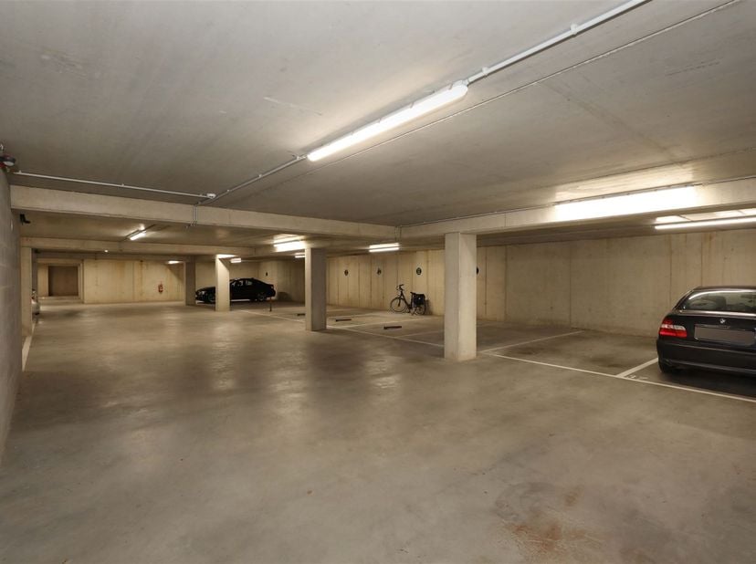 Autostaanplaats midden in het centrum van Hoeselt!<br />
<br />
Midden in de gezellige dorpskern van Hoeselt bevindt zich het gloednieuwe project re