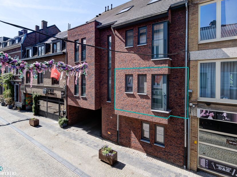 INSTAPKLAAR APPARTEMENT MET ZONNEPANELEN, AUTOSTAANPLAATS EN KELDERBERGING IN DE STADSKERN VAN TONGEREN<br />
<br />
*** Bekijkt U dit appartement via