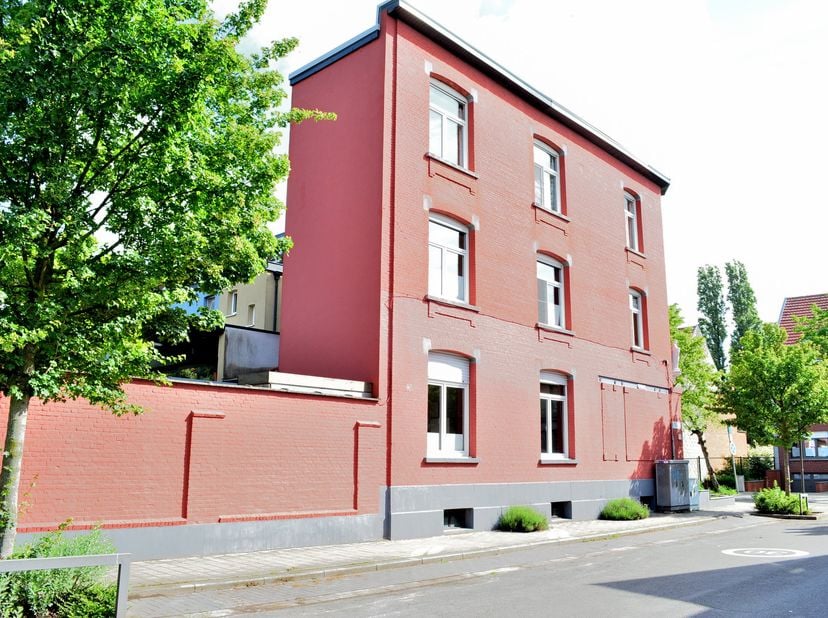 Royaal karaktervol hoekhuis in Ekeren<br />
Op de hoek van de August Scheyvaertslaan en de Jozef De Weerdtstraat, op wandelafstand van Veltwijckpark/O