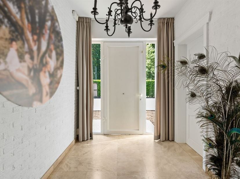 Deze ruime gezinswoning aan de Herentalse Steenweg 53F in Grobbendonk biedt tal van mogelijkheden voor wie wonen en werken wil combineren. Dankzij de