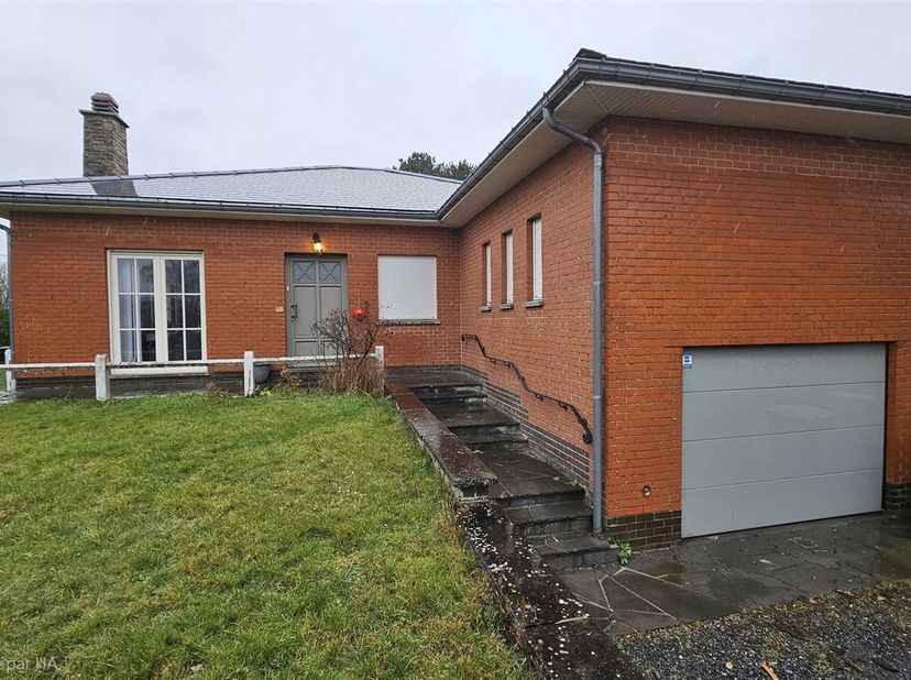 SOUS OPTION - PLUS DE VISITE - Prix: Offre à partir de 340.000 euros, frais d'agence non inclus et à charge de l'acquéreur.<br />
Villa habitable de p