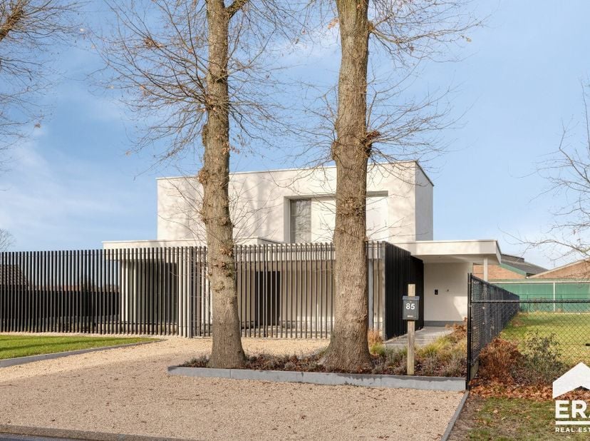 Lommel: moderne villa met openluchtzwembad, residentieel gelegen in het centrum.Bijzonderheden: Recente villa met hoogwaardige afwerkingRuime leefruim