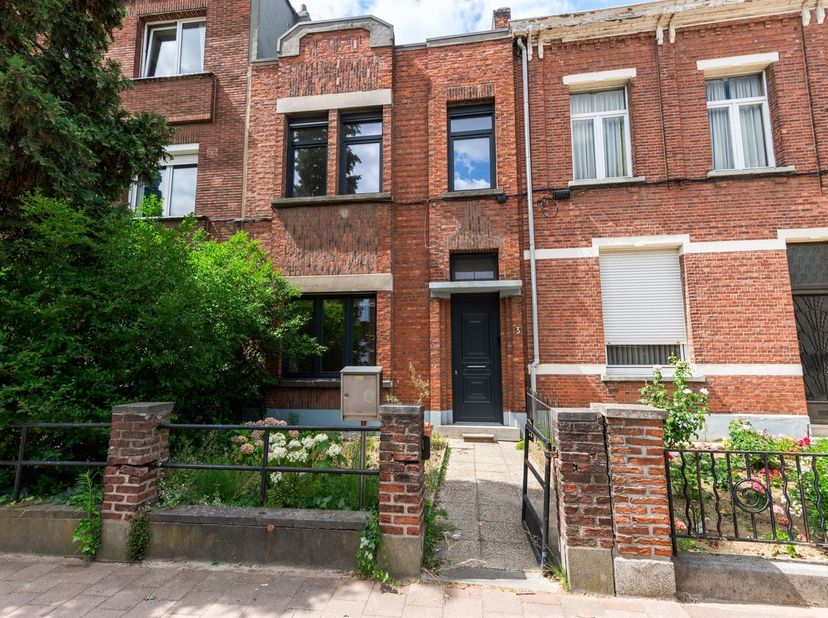 Welkom in deze recent gerenoveerde woning waar authenticiteit en hedendaags comfort mooi samenkomen. Via de inkomhal met authentieke elementen betreed