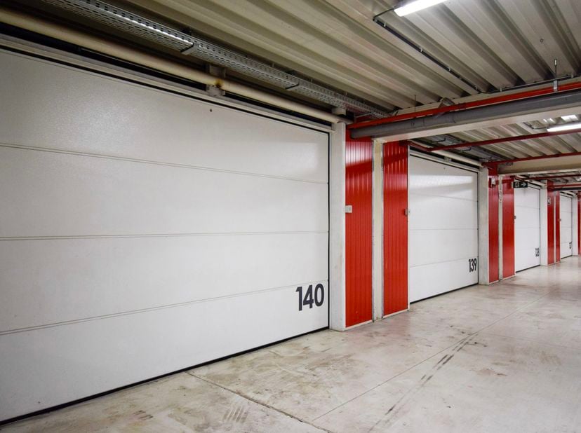 Situation et accessibilité<br />
• Situé sur la N419, à seulement 5,3 km de l'E17<br />
• Arrêt de bus à 20 mètres<br />
• Liaison rapide avec le cent