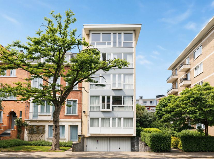 Idéalement situé dans une rue calme et arborée du recherché quartier des Sept Bonniers, cet agréable appartement bénéficie dune situation privilégiée