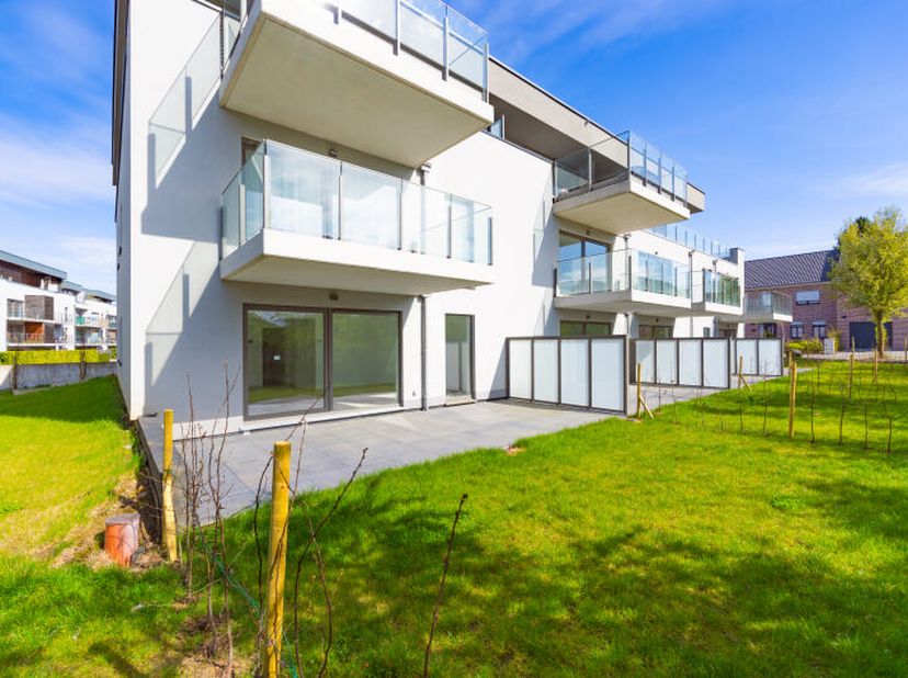 Au rez-de-chaussée dune résidence située dans un clos paisible à Rocourt, appartement 2 chambres (+/- 99m² de surface brute daprès plans) composé d'un