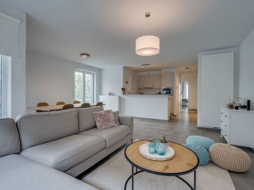 Prijs :<br />
760 euro + 50 euro syndic = 810 euro/maand<br />
Dit eigentijdse appartement is instapklaar en ligt op een uiterst centrale, maar toch r