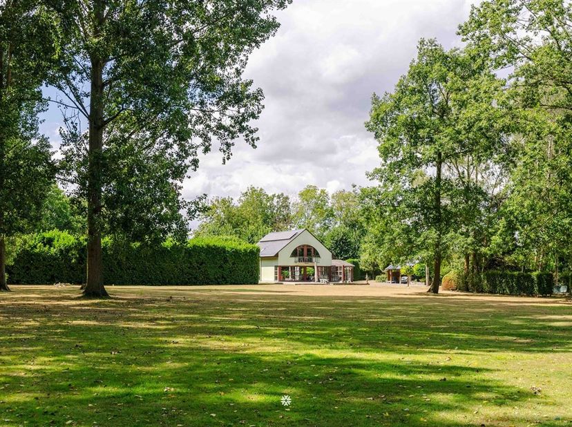 Ontdek ‘Lysdonck’, een uitzonderlijk en uiterst privaat parkdomein van ca. 5 hectare in Sinaai, strategisch gelegen op de as Gent-Antwerpen en vlot be