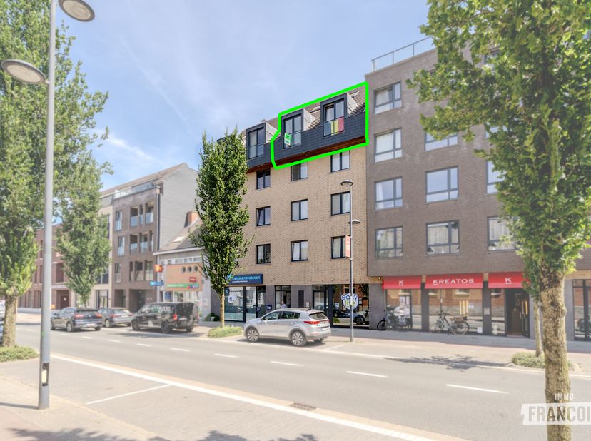In het centrum van Harelbeke bevindt zich dit perfect instapklare appartement, waar ruimte, licht en comfort centraal staan. Dankzij de uitstekende li