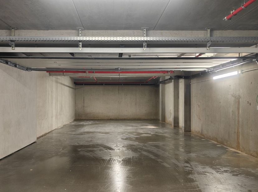 Uitzonderlijk grote garage in de nieuwbouwresidentie Eclips. Het garagecomplex is uitgerust met een lichte helling, ruimte tussen de garages is 7 m en