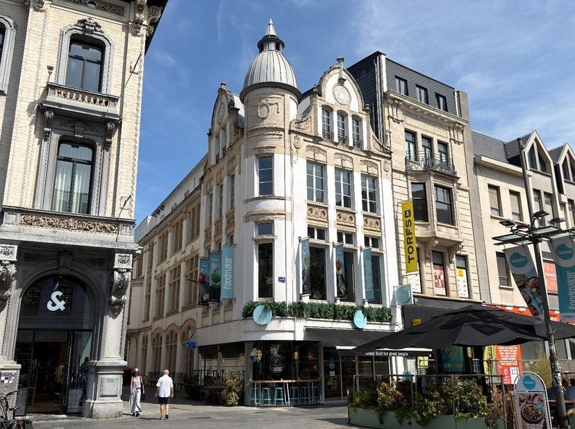 Op de Meir, op wandelafstand van Station Antwerpen-Centraal, wordt 350 m² kantoorruimte te huur aangeboden, verdeeld over de 2de en 3de verdieping. Tr