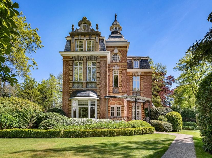 "Villa Ter Beuken". Verfijnd, gerenoveerd en instapklaar landhuis in eclectische stijl op ca. 2.932 m² te Hoogboom. Via een oprijlaan treft u het goed