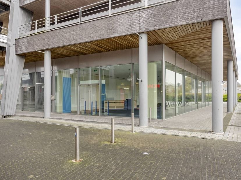 - centre commercial à Maasiek<br />
- autres boutiques : Bel &amp; Bo, Kruidvat, Action,... <br />
- des parkings souterrains <br />
- 300 m² <br />
- cha