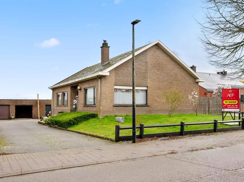 Cette charmante maison familiale est située près du centre d'Erps-Kwerps et dispose d'une superficie de 198 m² (valeur selon l'EPC). La maison compren
