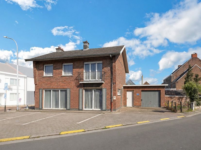 In het centrum van Erpe-Mere, op wandelafstand van winkels, scholen, horeca en openbaar vervoer, bevindt zich deze uitzonderlijk ruime woning met een