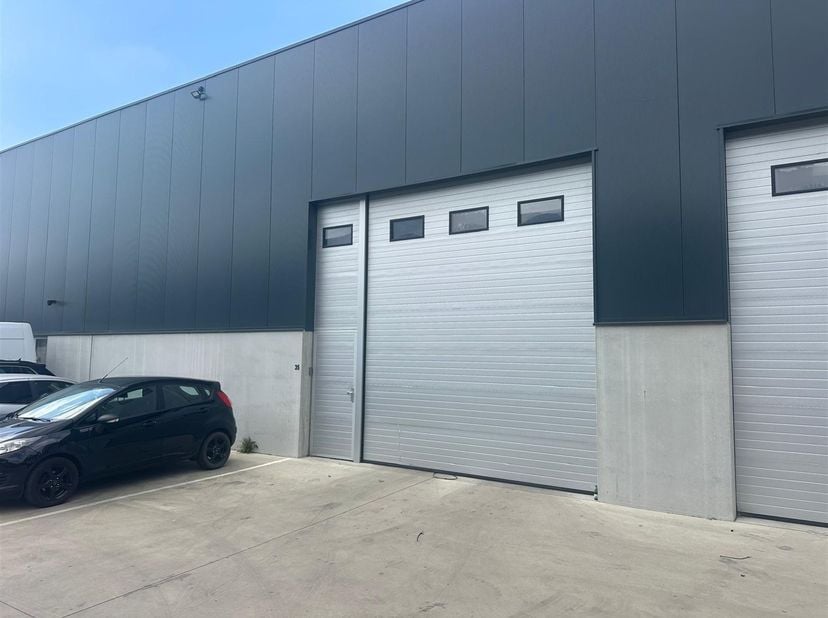 Instapklare KMO-unit met magazijn te Lede<br />
<br />
Deze recent gebouwde en volledig instapklare KMO-unit is uitstekend gelegen te Lede, centraal