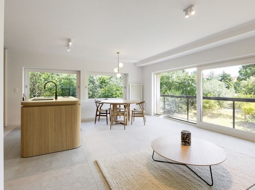 Nieuwsgierig naar dit appartement?Kom langs tijdens de Open Huizen Dag.op zaterdag 25 juli tussen 14.00 en 15.00 uurKnokke: Stijlvol gerenoveerd gelij