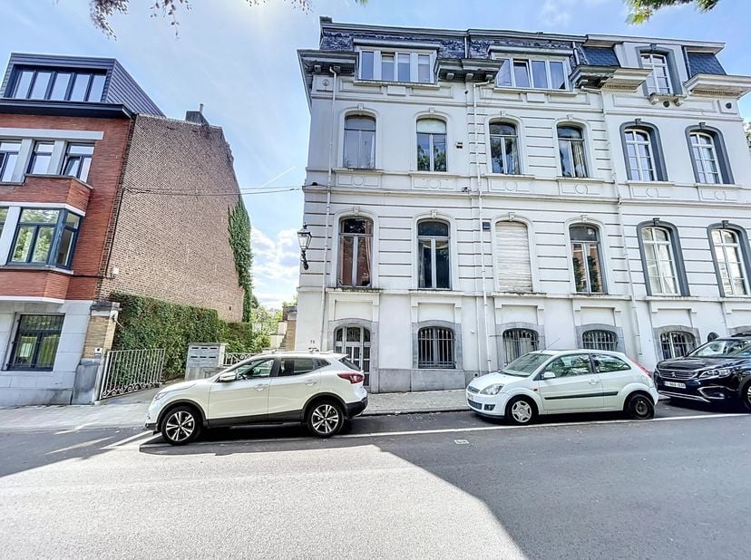 Barnes vous propose une opportunité rare à saisir : un immeuble de caractère, 3 façades, composé de 4 unités reconnues, situé sur un splendide terrain