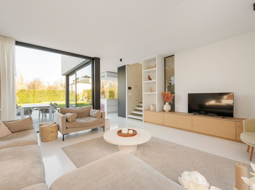 In een doodlopende straat, midden in het groene en kindvriendelijke Oud-Turnhout, bevindt zich deze bijzonder energiezuinige moderne villa op een mooi