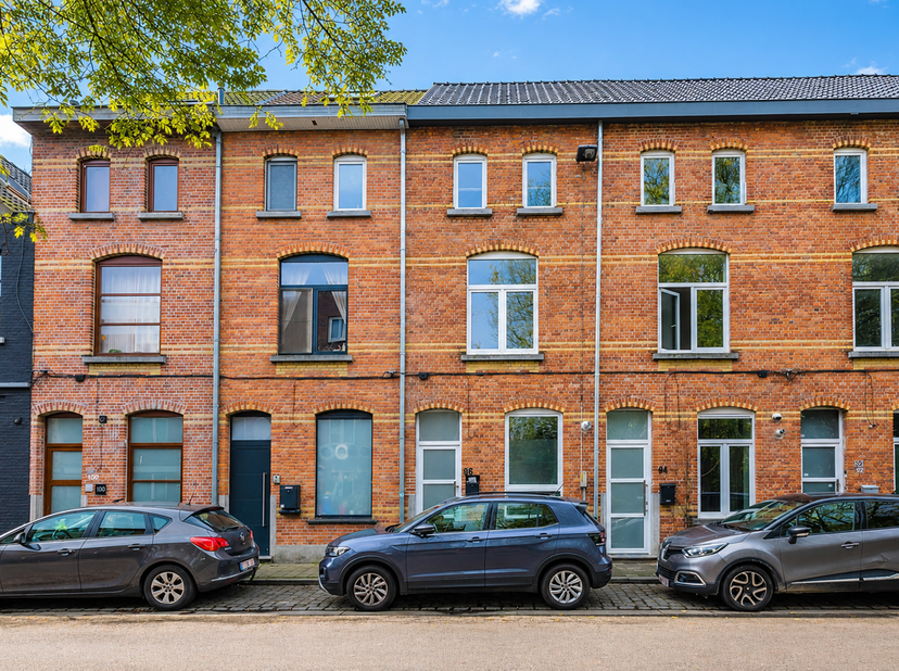 Ligging<br />
Deze prachtig volledig gerenoveerde woning is gelegen in de rustige Wielewaalstraat, met een uniek uitzicht op het park. U geniet hier v