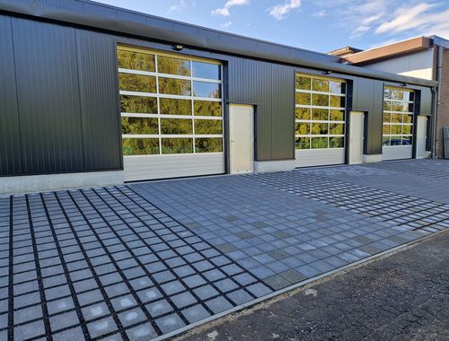                                         Entrepôt à louer à As, € 435
