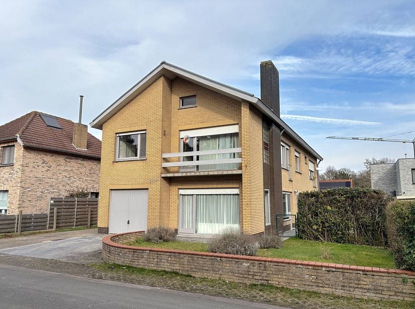 In de Albert Fastenaekelslaan te Koksijde, zeer rustig gelegen op wandelafstand van het centrum en de duinen vinden we dit ruim huis te koop. De wonin