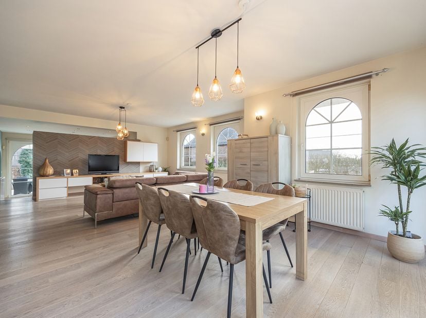 PERFECT ONDERHOUDEN, GELIJKVLOERSE GEZINSWONING MET EXTRA KAMERS OP ZOLDER, INPANDIGE GARAGE EN ZEER GOED GUNSTIG EPC OP EEN RUIM PERCEEL VAN 11A30CA