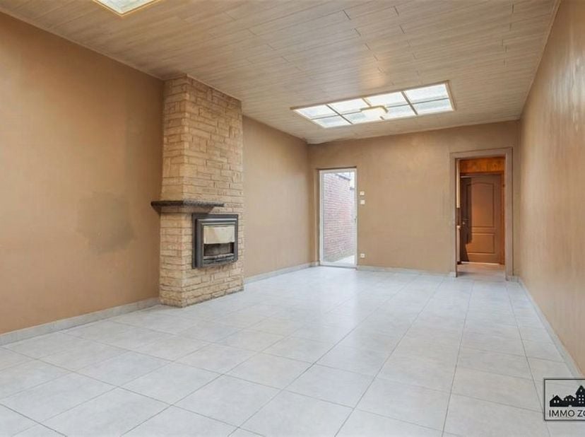Deze woning is zeer gunstig gelegen nabij alle voorzieningen zoals winkels, scholen en openbaar vervoer. Daarnaast geniet deze woning ook van een goed