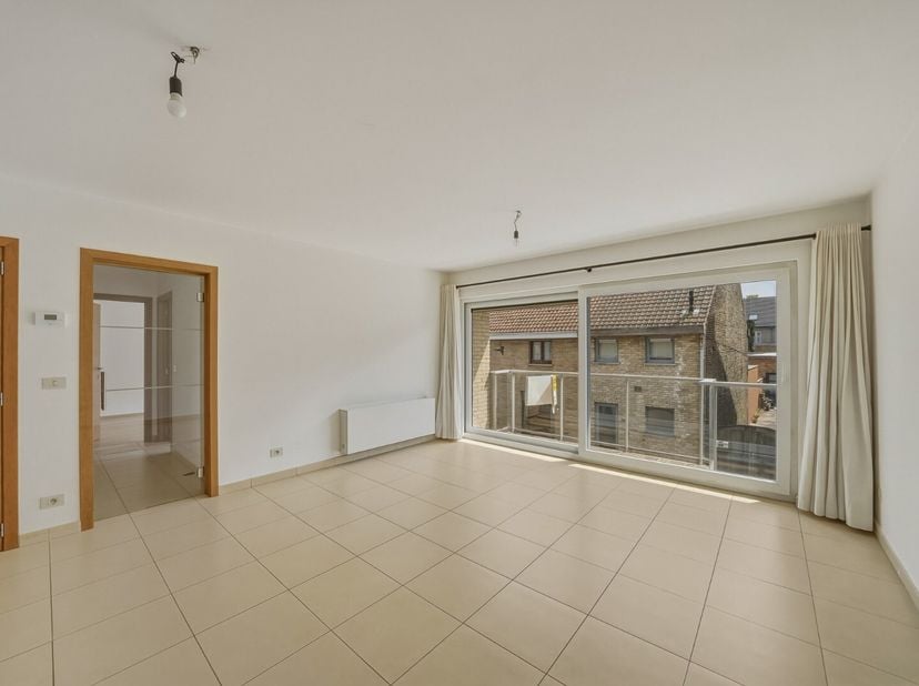 In het centrum van Oudenburg bevindt zich dit verzorgd appartement op de eerste verdieping van residentie Iris (Bj 2008). Het appartement beschikt ove