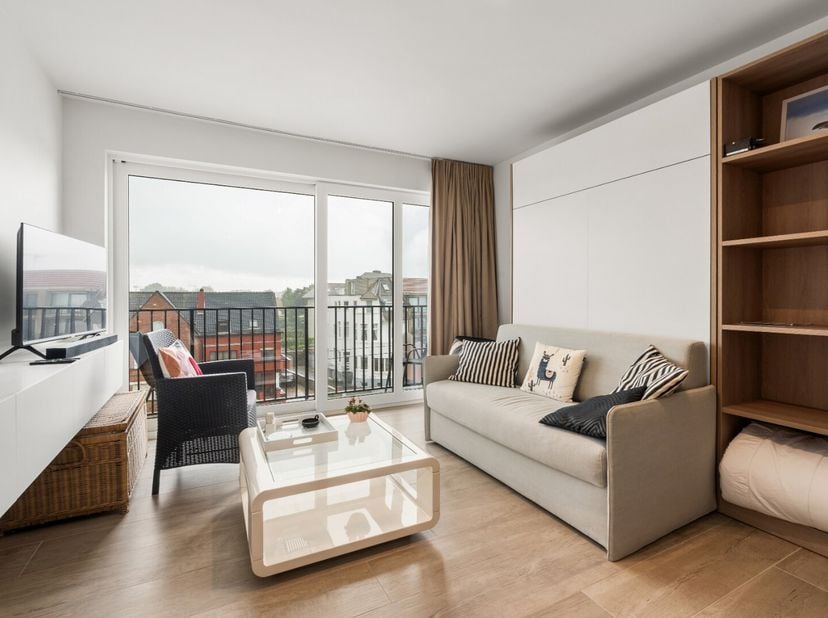 Op slechts 100 meter van het strand en de zeedijk ligt dit prachtig afgewerkte studio. De lichtrijke living met open keuken sluit naadloos aan op een