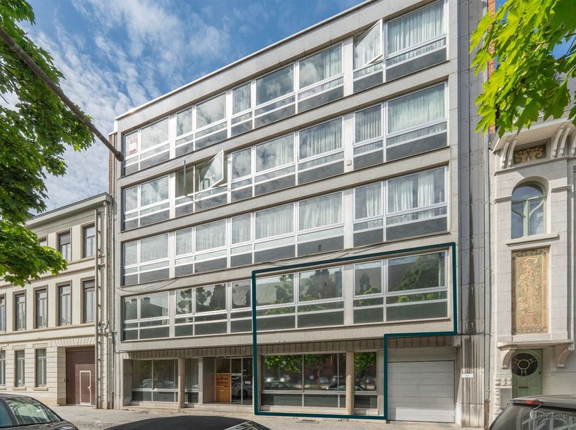 Sur l'avenue Guffens, cet immeuble commercial représentatif offre une combinaison rare de volume, d'apparence et d'emplacement stratégique. Avec 220 m